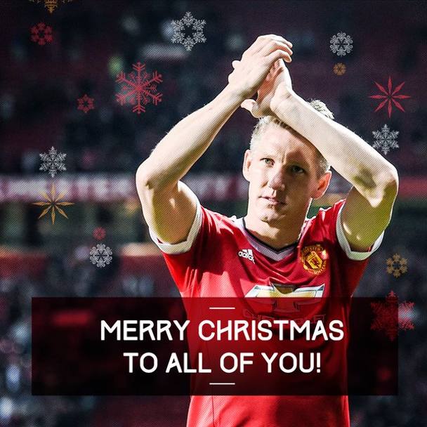 Bastian Schweinsteiger, 31 anni, augura a tutti un buon Natale con la maglia del Manchester United.